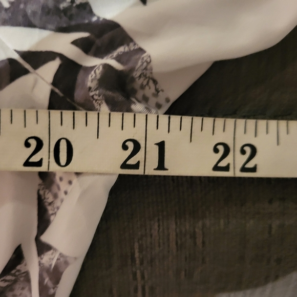 One World Black and White Patterned Top With Lace On The Back - Picture 6 of 6